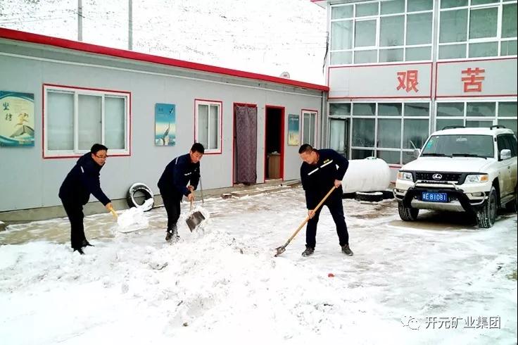 人間四月芳菲盡，山中春雪還復來